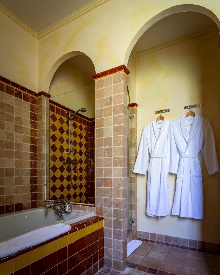 Hotel Restaurant Le Centenaire Les Eyzies Екстер'єр фото