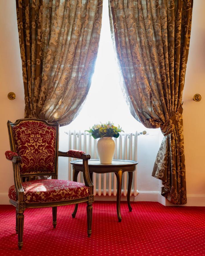 Hotel Restaurant Le Centenaire Les Eyzies Екстер'єр фото
