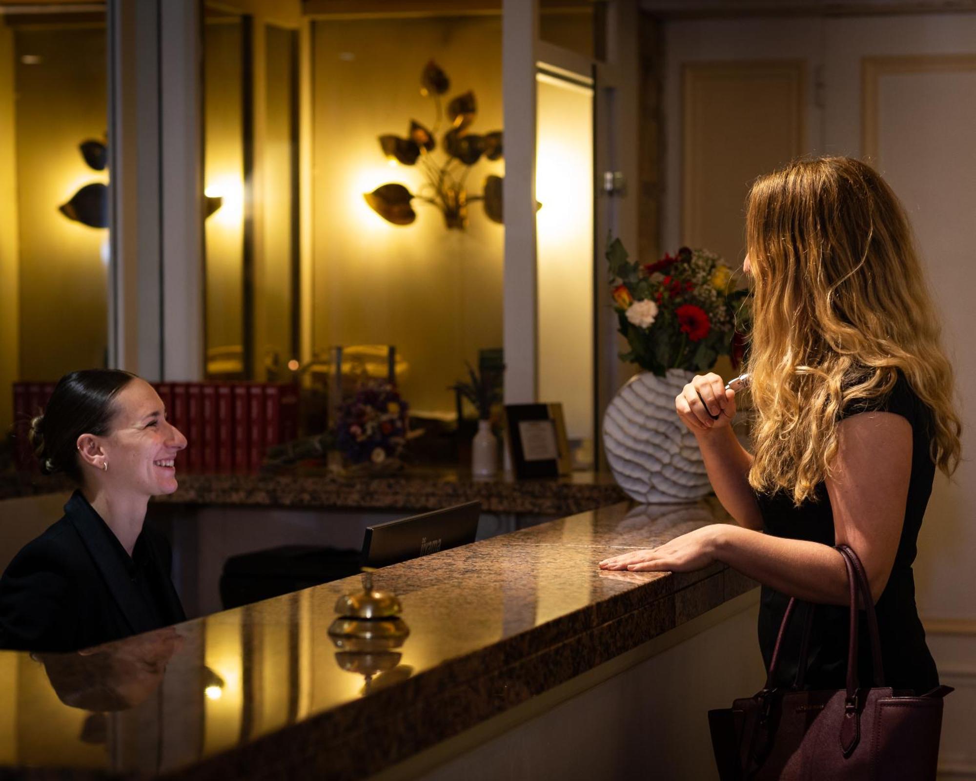 Hotel Restaurant Le Centenaire Les Eyzies Екстер'єр фото
